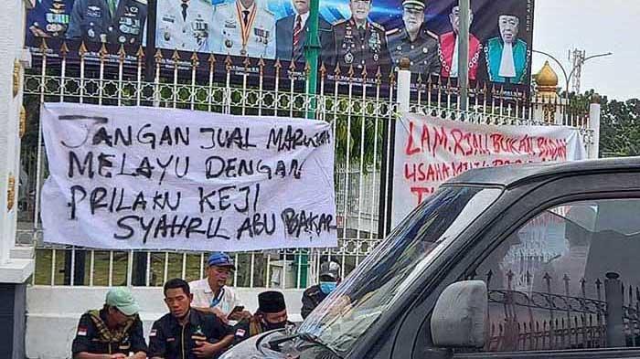 Massa Tuntut Syahril Abu Bakar Mundur dari Jabatan Ketua DPH LAM Riau, Gelar Aksi di Kantor Gubernur