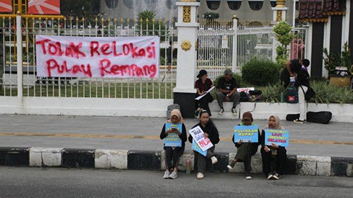FOTO : Aktivis Gelar Aksi Damai di CFD Pekanbaru, Suarakan Penolakan Relokasi Warga Rempang - aktivis-beraksi-di-cfd.jpg