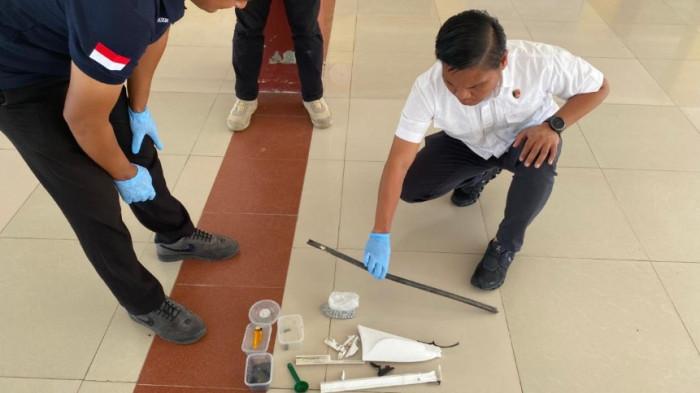 Kasat Reskrim Polres Siak Raja Kosmos saat melihat beberapa komponen alat peraga keterampilan siswa usai peristiwa meninggalnya seorang siswa saat praktik, Rabu (8/4/2026).