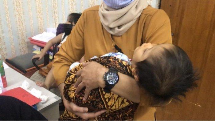 Kaki Balita di Batam Patah Dianiaya Ayah Kandung, Leher Juga Tak Bisa Lagi Menopang Kepala