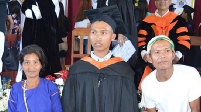 Anak Suku Pedalaman Wisuda, Orang Tuanya Menghadiri dengan Pakaian Tradisional, Netizen Memuji