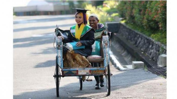Masih Ingat Raeni, Anak Tukang Becak yang Jadi Wisudawan Terbaik? Nasibnya Sekarang Bikin Iri