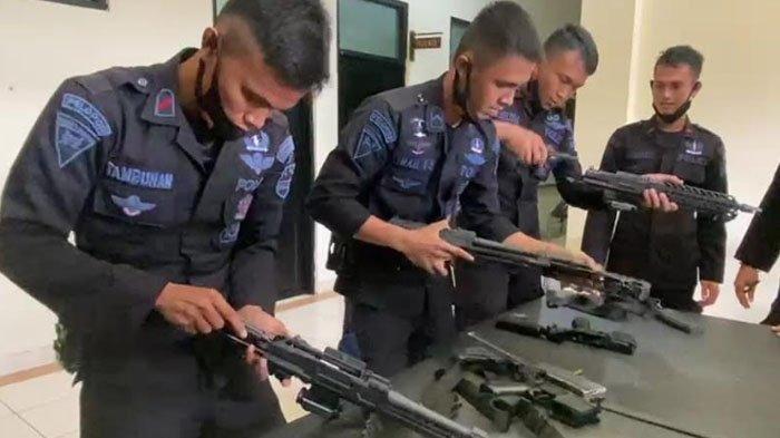 Sambo Mirip Rambo, Mobil Dilengkapi Senjata Sangar dan Tas Penuh Amunisi