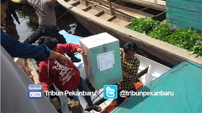 FOTO: Pendistribusian Logistik Pilkada 2015 ke Kelurahan Batu Tritip - antar-logistik-pilkada-ke-batu-tritip-dumai_20151209_001915.jpg