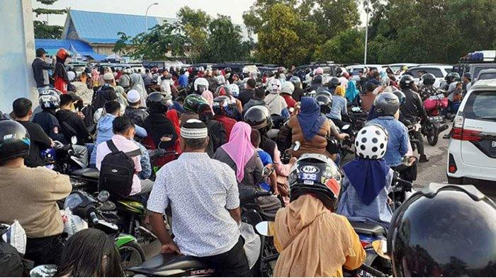Warga Antre Hingga 2,5 Jam, Pelabuhan Roro di Kota Dumai Dipadati Penumpang Menuju Pulau Rupat
