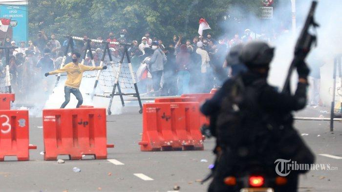 Waah, Saat Demo UU Cipta Kerja Kemarin, Petugas Temukan Bola Kasti Berisi Cairan Kimia