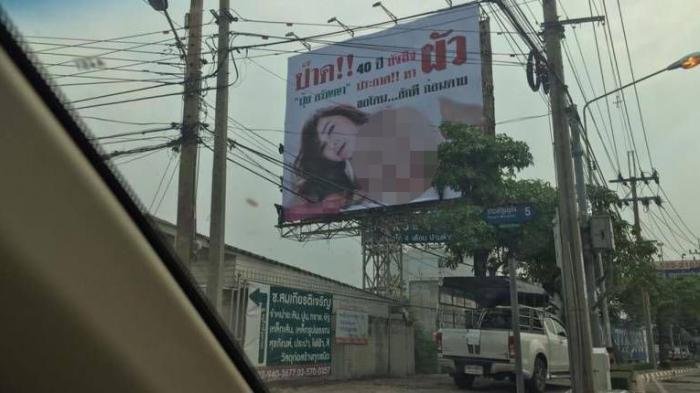 Cari Suami, Artis Ini Iklankan Diri dan Pasang Pose Seksi di Papan Reklame