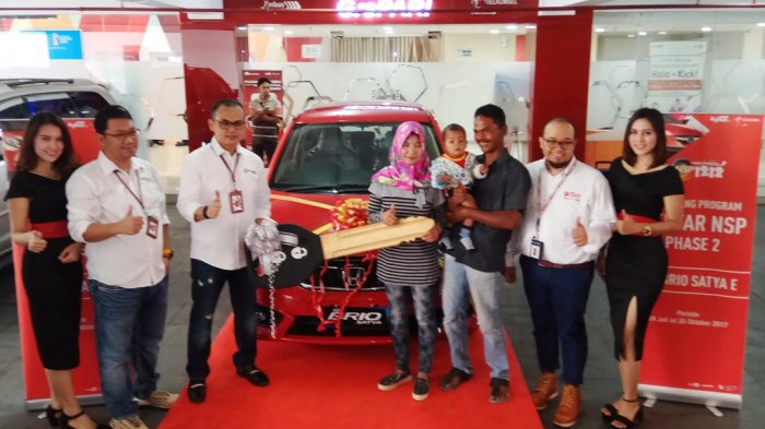 Asnidar Penjual Sate Nyaris tak Percaya Raih 1 Unit Mobil Program Gebyar NSP Telkomsel