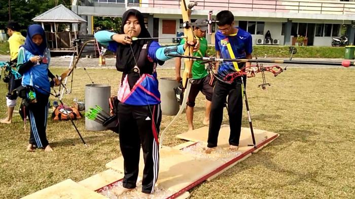 Tingkatkan Konsentrasi, Atlet Panahan Bidik Target di Atas Batu ES