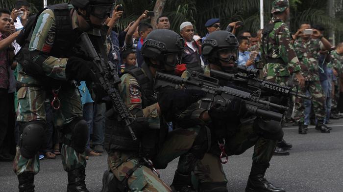 FOTO: Atraksi Paskhas AU - atraksi-taruna-taruni-aau-okeee_20161029_072626.jpg