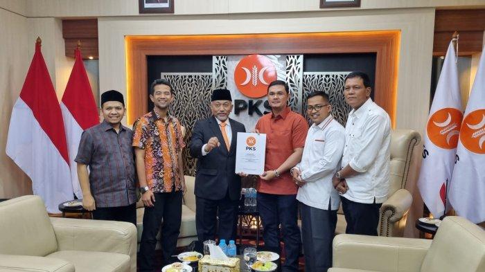 Adam Terima SK PKS untuk Pilkada Kuansing Riau, Presiden PKS Instruksikan Menangkan Adam-Sutoyo