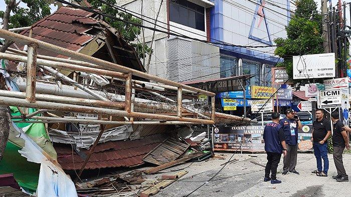 Baliho Tumbang Diterjang Angin Kencang, Akses Simpang Jalan Duyung dan Tambusai Peaknbaru Tertutup