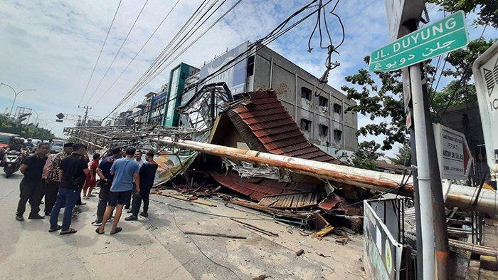 Cuaca Ekstrem, Pemilik Baliho yang Timpa Warung dan Gapura Jalan Duyung Pekanbaru Tanggung Jawab