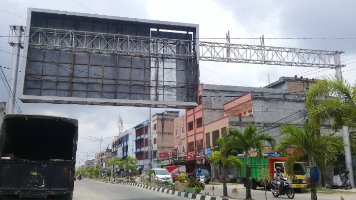 Lima Reklame Bando Jalan di Dumai Tak Punya Izin dan Kondisinya Kropos