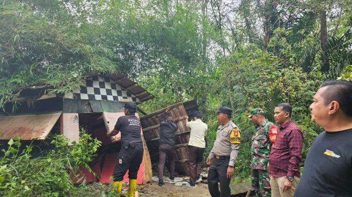 Bangunan Liar di Kawasan Kampus Unri Dibongkar, Diduga Tempat Pakai Narkoba, Sempat Ditemukan Ganja