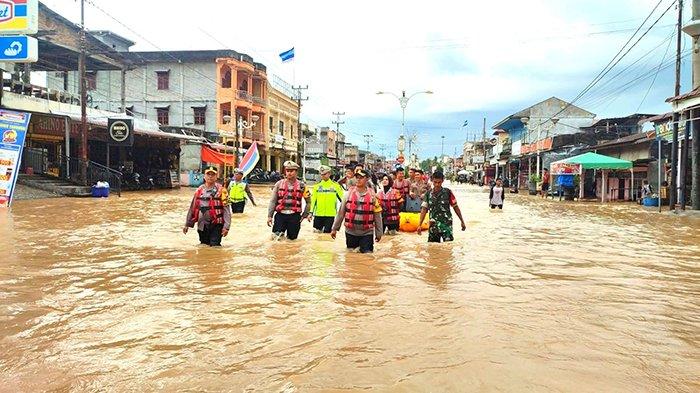 Ketinggian Banjir di Kawasan Simpang Supra Kecamatan Rambah Rohul Lebih dari 1 Meter