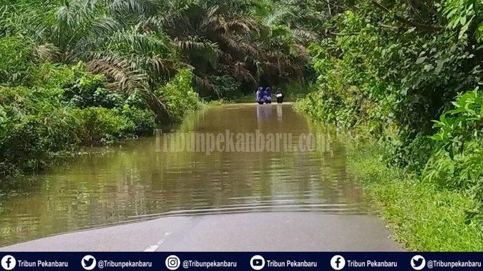 Banjir di Riau Makin Tinggi, Kawasan Lipat Kain Selatan Terendam, Air Setinggi Pinggang Orang Dewasa