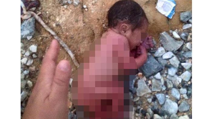 Bayi yang Masih Bertali Pusar dan Dikerubuti Semut Ditemukan Tergeletak di Belakang Masjid