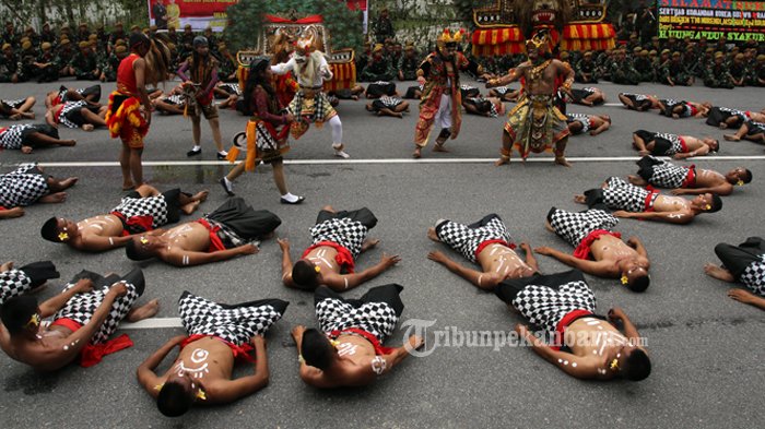 FOTO : Aksi Bela Diri dan Kesenian Warnai Sertjab Dandrem 031/WB Pekanbaru - bela-diri-dan-kesenian-sertijab-danrem_20170302_135611.jpg
