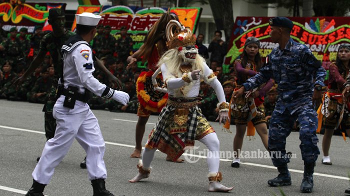 FOTO : Aksi Bela Diri dan Kesenian Warnai Sertjab Dandrem 031/WB Pekanbaru - bela-diri-dan-kesenian-sertijab-danrem_20170302_135841.jpg