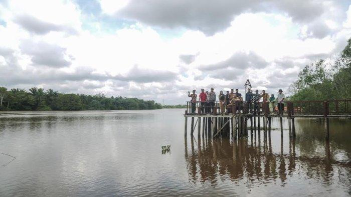 PULAU SEMUT - Satu dermaga kayu yang jadi spot foto favorit ketika berkunjung ke Objek Wisata Pulau Semut. Pulau semut bisa menjadi alternatif tempat untuk berwisata, Untuk menjangkau Pulau Semut dari pusat kota, dibutuhkan waktu sekitar 20 menit dengan sepeda motor maupun mobil.