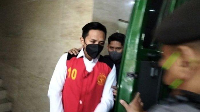 Bharada E Hari Ini Jalani Sidang Perdana, Tiba di PN Jakarta Selatan Didampingi LPSK