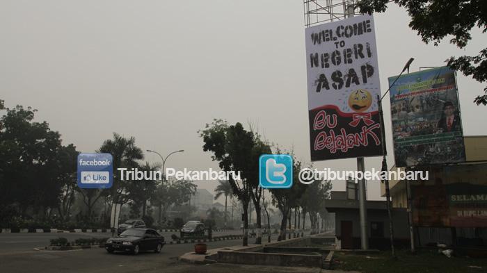 FOTO : Billboard Negeri Asap di Jalan Sudirman - billboard-negeri-asap-pekanbaru1_20151022_151127.jpg