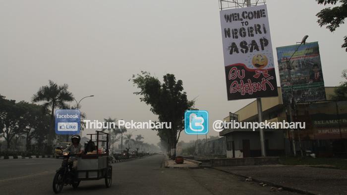 FOTO : Billboard Negeri Asap di Jalan Sudirman - billboard-negeri-asap-pekanbaru_20151022_151128.jpg