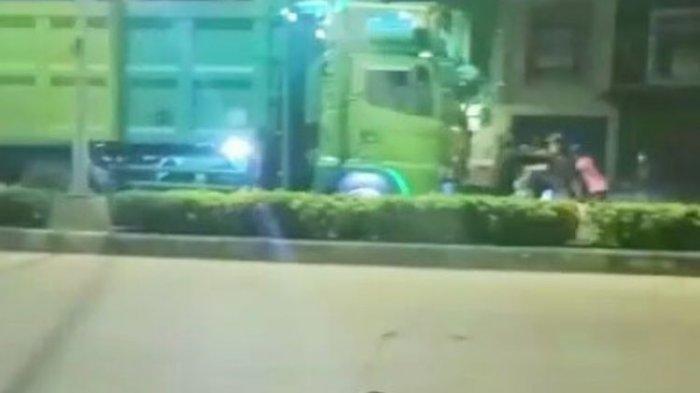 Bocah Hentikan Truk Demi Konten, Tewas Tertabrak Mengenaskan, Temannya Merekam dari Pinggir Jalan