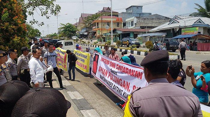 BREAKING NEWS: Demo Mahasiswa dan Masyarakat di Rohul, Minta Polisi Tangkap Mantan Kades Batang Kumu