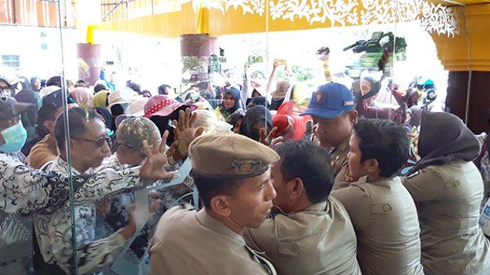Guru Memaksa Masuk ke MPP Pekanbaru, Kepala Satpol PP Pekanbaru Coba Tenangkan Massa