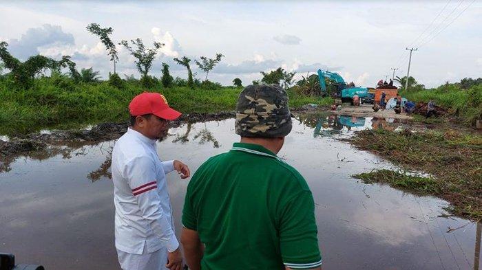 Jalisbon Rusak Parah Tergenang Air, Saat Di Lokasi Bupati Pelalawan Temukan Ada yang Buat Tanggul