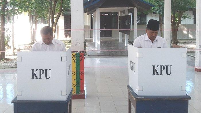 Bupati dan Sekdakab Siak Riau Mencoblos di TPS 3 Kampung Rempak