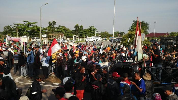 BREAKING NEWS: Massa Buruh Duduki Pintu Gerbang Masuk Gate Minas PT Chevron