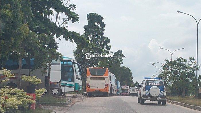 Bus Karyawan Parkir Sembarang di Jalan, Dishub Pelalawan Klaim Sudah Tegur Pemilik Bengkel dan Poll