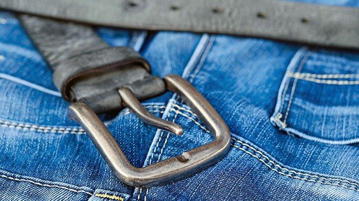 Pria Ini Melompat Sambil Pasang Resleting Celana Saat Aksi Tak Senonohya Kepergok Oleh Anaknya