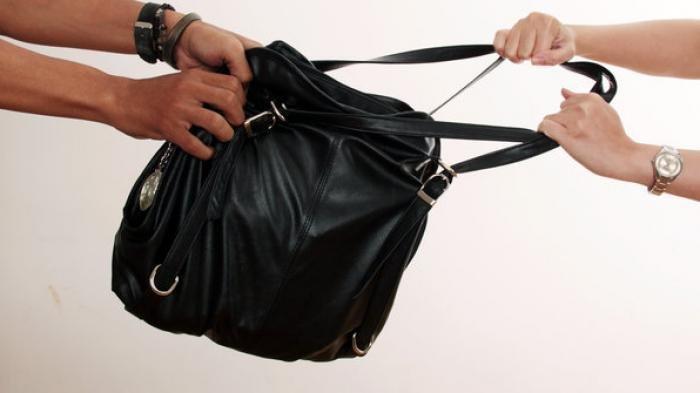 Gagal Rampas Tas Wanita, Jambret Ini Justru Masuk Selokan Ditendang Korbannya, Warga Langsung Datang