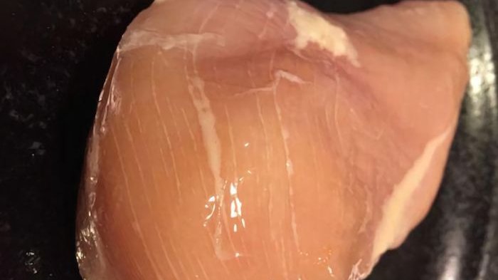 Pernah Lihat Daging Ayam Bergaris-garis Putih, Ternyata Ini yang Dialami Hewan Itu Saat Hidup