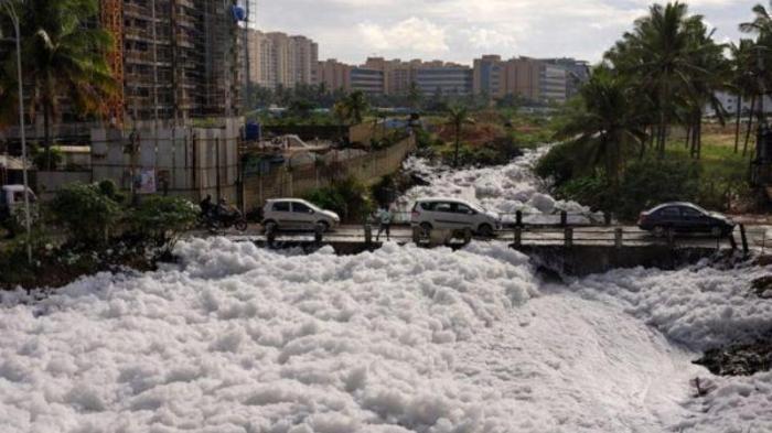 Tercemar & Mudah Terbakar, Permukaan Danau Tertutup Buih Mirip Salju