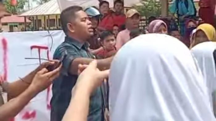 Kepala Desa Tarai Bangun, Andra Maistar datang menemui pengunjuk rasa  SD Negeri Tarai Bangun Kecamatan Tambang Kampar