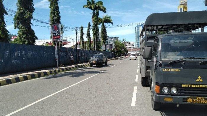 Kota Jayapura Mencekam, Pengunjuk Rasa Anarkis, Lempar Aparat dengan Batu dan Bakar Perkantoran