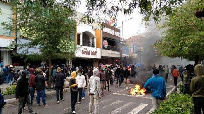 Demo Tolak Omnibus Law Masif, MUI Minta Jokowi Kendalikan Keamanan, Jangan Biarkan Aparat Brutal