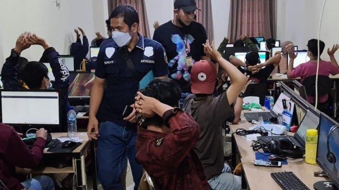 Detik-detik Kantor Pinjol Ilegal yang Intimidasi Nasabah Pakai Foto Vulgar Digerebek: Angkat Tangan