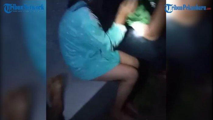 Bukan Hanya Masalah Kepergoknya, Celana Melorot juga bikin Pria Ini Syok dan Langsung Teriak