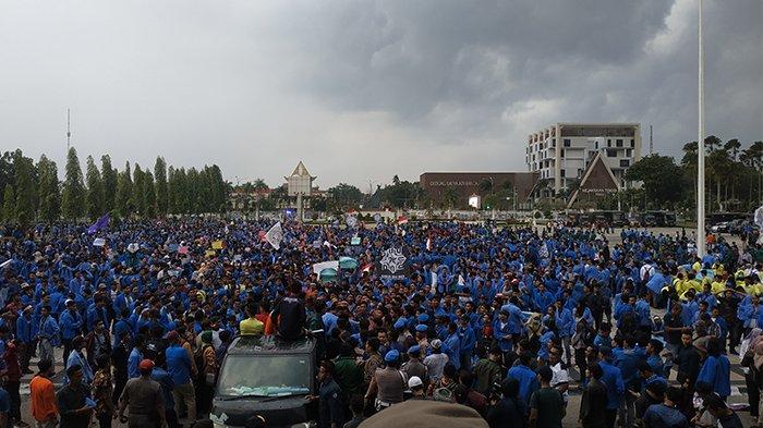 Dijumpai Gubri Syamsuar dan Kapolda Riau, Ini Tuntutan yang Disampaikan Ribuan Mahasiswa Riau