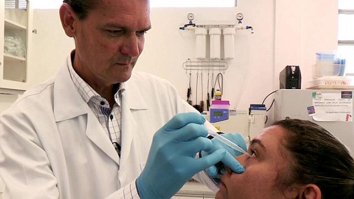 Mata Guru Taman Kanak-kanak Ini Bisa Keluarkan Air Mata 'Kristal'