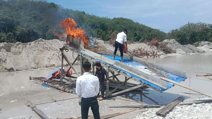 Polres Kuansing Datangi Perkebunan Pemkab, Dua Rakit PETI Dibakar