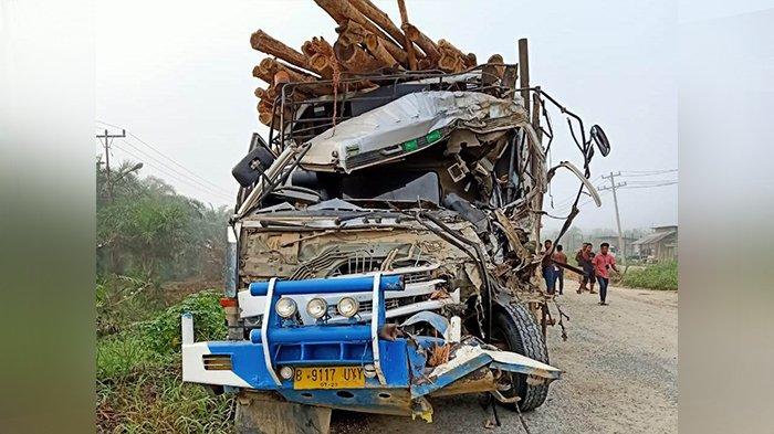 Dua Truk Balak Tabrakan di Jalan Koridor Langgam Pelalawan Riau, Satu Pejalan Kaki Tewas