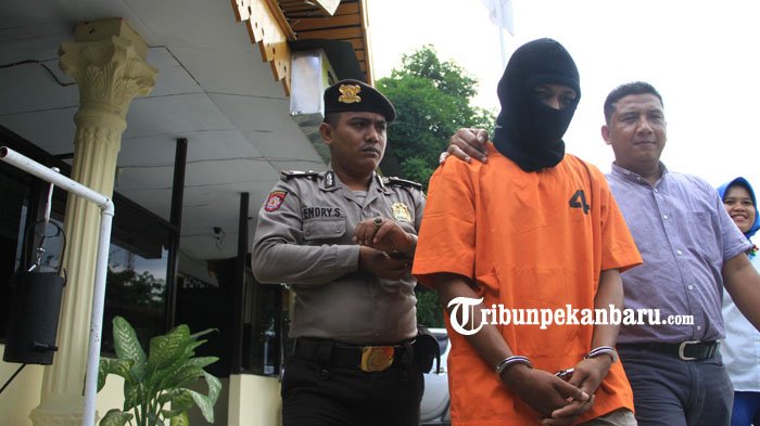 FOTO: Pengedar Narkoba yang Berhasil Dibekuk Polsek Lima Puluh - ekspos-tersangka-kasus-penyalahgunaan-sabu-sabu-di-mapolsek-lima-puluh_20181009_172334.jpg