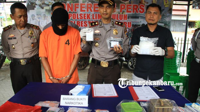 FOTO: Pengedar Narkoba yang Berhasil Dibekuk Polsek Lima Puluh - ekspos-tersangka-penyalahgunaan-sabu-sabu-di-mapolsek-lima-puluh_20181009_172222.jpg